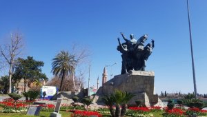 Antalya'da açan 161 bin lale ve sümbül görenleri hayran bırakıyor