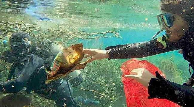 Antalya'nın tatlı su kaynağına giren dalgıçlar yine torba torba çöple çıktı!