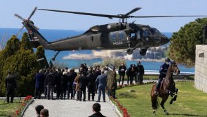 Çanakkale Şehitler Abidesi'nde Deniz Zaferi'nin 106'ncı yılı nedeniyle tören düzenlendi