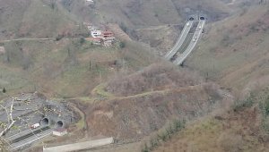Dağların arasındaki otoban