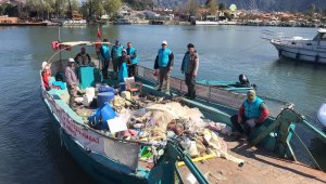 Dalyan Kanalı ve Köyceğiz Gölü'nde temizlik çalışmalarına devam ediyor