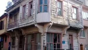 Eğitim yuvası tarihî bina çürüyor