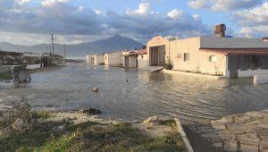 Hatay'da deniz taştı, iş yerleri ve caddeler sular altında kaldı