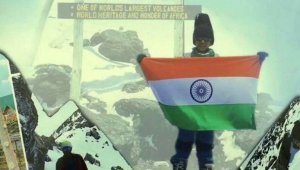 Hintli 7 yaşındaki çocuk Afrika'nın en yüksek dağı Kilimanjaro'ya tırmandı