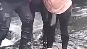 İskeleden denize düşen genç kız için buz gibi suyu düşünmeden denize atladı