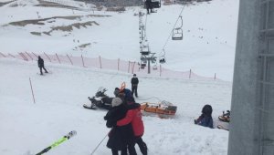 Karlı dağda mahsur kalan 9 kişiyi jandarma kurtardı