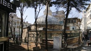 Kubbesinde tabut olan cami görenlerin ilgisini çekiyor