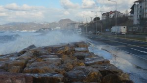 Ordu'da dev dalgalar karayoluna ulaştı