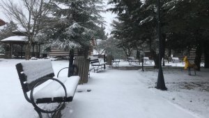 Spil Dağında kar kalınlığı 15 santimetreye ulaştı