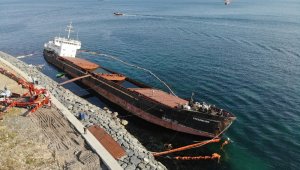 Zeytinburnu'nda kıyıya vuran gemiye parçalanma işlemleri başlatıldı