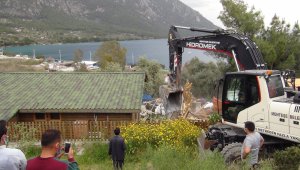 Akbük koyunda yıkımlar devam ediyor