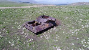 Dağ eteğindeki 70 yıllık tanklara doğa sahip çıkıyor