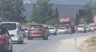 Kuşadası'na yazlıkçı akını: 1 günde 10 binden fazla araç giriş yaptı
