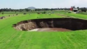 Meksika'da dev düdenin oluştuğu anlar kameralara yansıdı