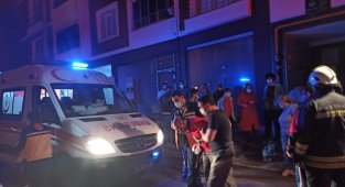 Ocakta unutulan yağın çıkardığı yangında 3 kişi hastaneye kaldırıldı