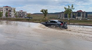 Yağış sonrası oluşan göletler araçları zora soktu