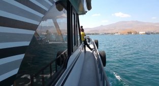 Sıcaktan bunalanlar Van Gölü'nün mavi sularında serinleniyor!