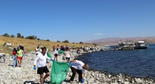 "1. Adır Adası Yüzme Festivali" kapsamında sahil temizliği yapıldı