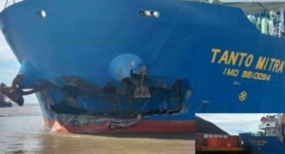 Enonezya'da konteyner gemisi ile kömür mavnası çarpıştı! (Video)