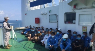 Malezya, izinsiz demirleyen 2 gemiyi tutukladı!