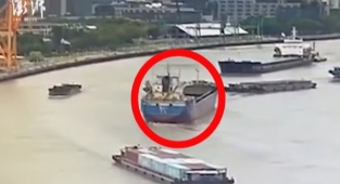 Şangay'da iki yük gemisinin çatışmasına ramak kaldı! (Video)