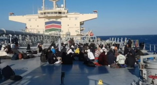 Yük gemisi teknesi batan 150 göçmeni kurtardı!