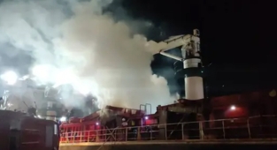 MEHMET ÜNLÜ isimli gemi Ploce limanında alevler içince kaldı!