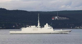Fransız savaş gemisi Çanakkale Boğazı'ndan geçti