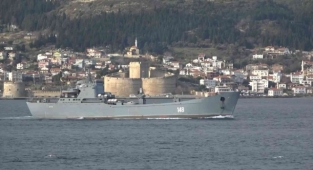 Rus savaş gemisi 'Orsk' Çanakkale Boğazı'ndan geçti!