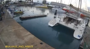Kontrolünü kaybeden feribot marinaya girdi! (Video)