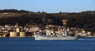 Rus savaş gemisi 'Orsk' Çanakkale Boğazı'ndan geçti!