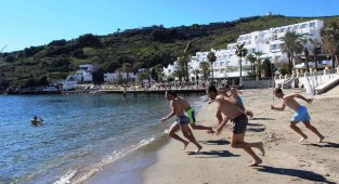 Sıcak havayı görünce soluğu denizde aldılar!