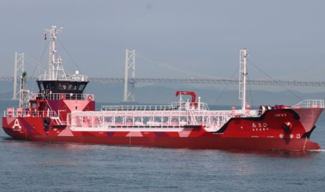 Dünyanın ilk tamamen elektrikli yakıt ikmal gemisi Japonya'da hizmete girdi