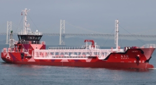 Dünyanın ilk tamamen elektrikli yakıt ikmal gemisi Japonya'da hizmete girdi