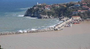 Şiddetli yağış sonrası liman sarıya boyandı