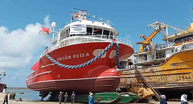 Bakan Karaismailoğlu Çamburnu Tersanesi'nde gemi indirme törenine katıldı