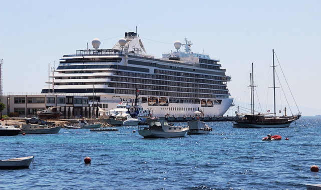 Dev gemiden 265 turist inince esnaf şok oldu