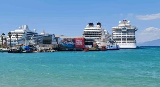 Kuşadası'na 4 kruvaziyer gemisi aynı anda yanaştı