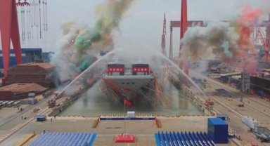 Çin üçüncü uçak gemisini suya indirdi