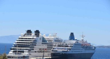 İki dev yolcu gemisi Bodrum'a geldi