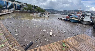 Kırmızı alarmın verildiği kentte çöpler limana doldu