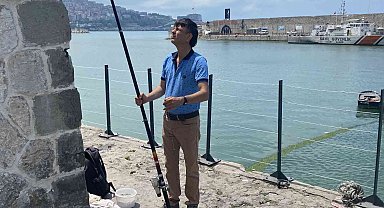 Yunuslar binlerce istavriti limana sıkıştırdı, vatandaşlar kova kova balık avladı