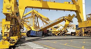 CMA CGM Centaurus rıhtımdaki kreyni böyle devirdi