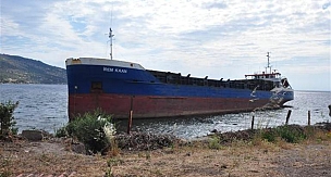 Yük gemisi plaja çıktı